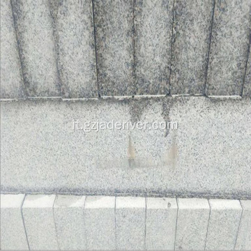 Strada di cenere di granito grigio lungo la pietra